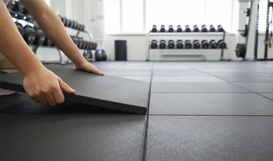 Instalación modular de loseta de caucho para gimnasio