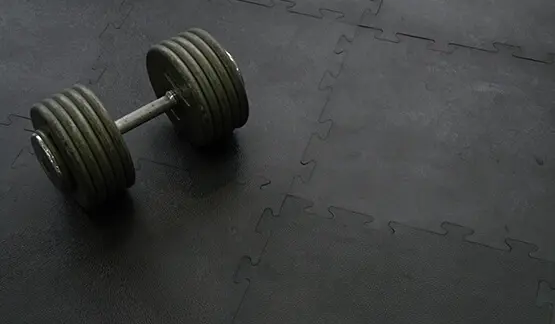 Piso de caucho para gimnasio con amortiguación de impactos - Protege articulaciones