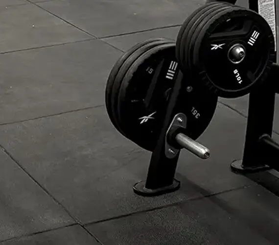 Detalle de loseta de caucho para gimnasio - Textura antiderrapante