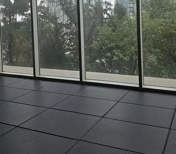 Loseta de caucho instalada en gimnasio - Zona de pesas