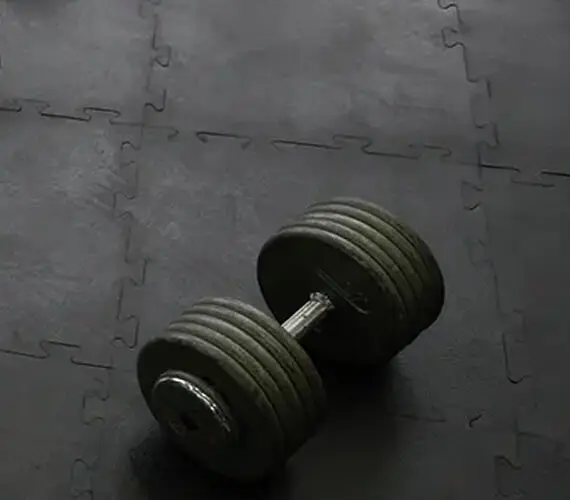Detalle de piso rompecabezas para gimnasio - Textura antiderrapante y unión por presión