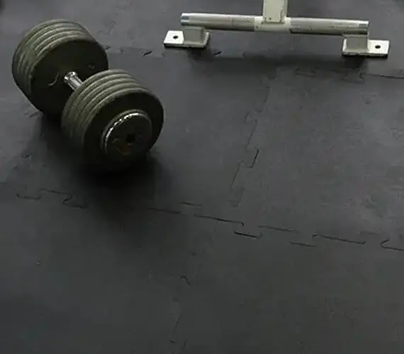 Piso rompecabezas instalado en gimnasio - Sistema modular tipo rompecabezas