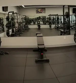 Loseta de caucho instalada en gimnasio comercial