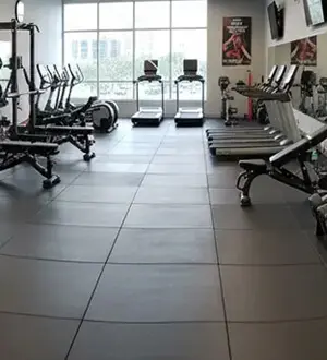 Loseta de caucho en gimnasio universitario