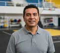Coordinador deportivo universitario con piso de caucho para gimnasio